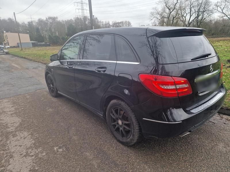Gebraucht Mercedes B180 122 PS (89 kW) 2012 Schwarz Van / Kleinbus