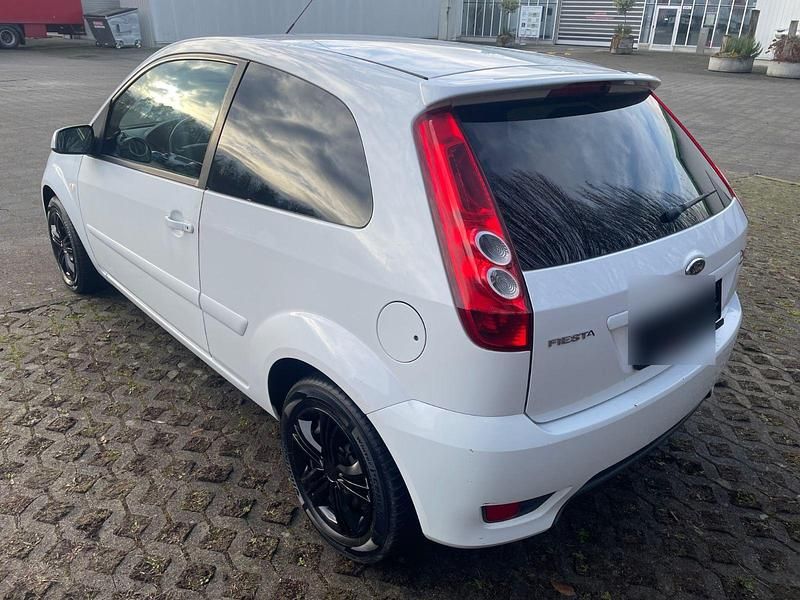 Gebraucht Ford Fiesta Ambiente 69 PS (50 kW) 2008 Weiß Limousine