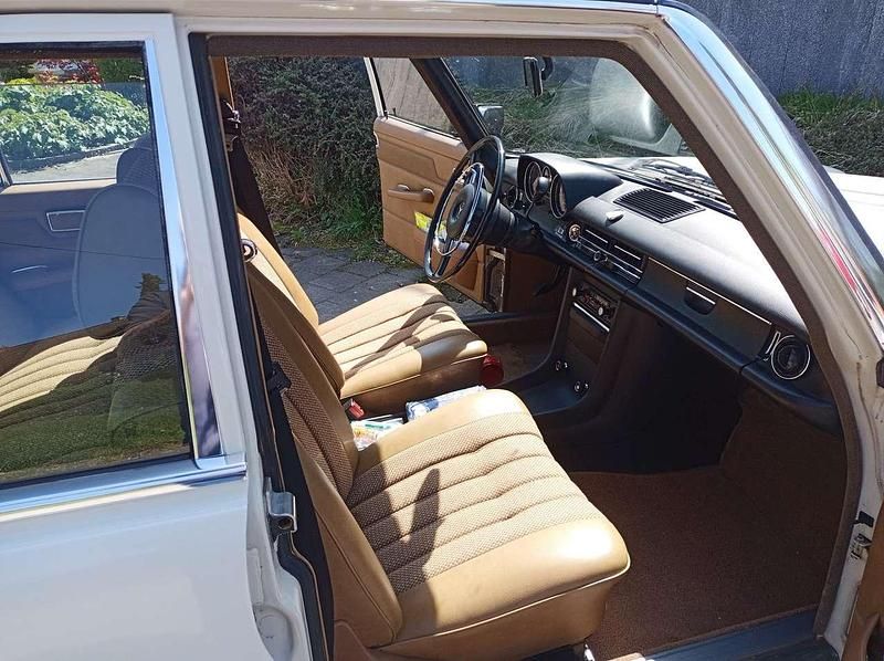Gebraucht Mercedes 200 95 PS (69 kW) 1974 Beige Limousine