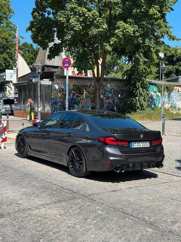 Grau Gebraucht 2017 BMW 530 Limousine | 21.500 € (Teuer) - Bild 1/4