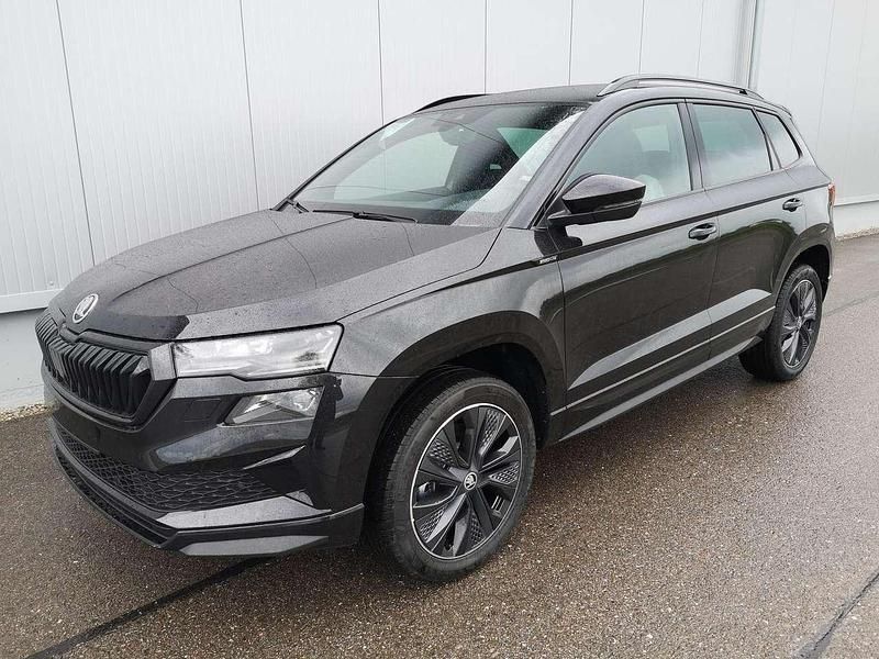 Black magic perleffekt Neu 2025 Skoda Karoq SportLine SUV | 42.090 € (Fairer Preis) - Bild 1/4