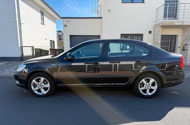 Gebraucht Skoda Octavia 105 PS (77 kW) 2011 Schwarz Limousine