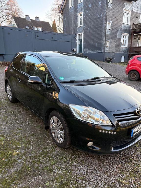 Schwarz Gebraucht 2011 Toyota Auris Limousine | 4.200 € (Fairer Preis) - Bild 1/4