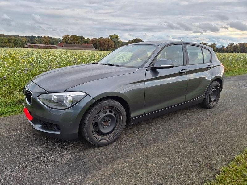 Grau Gebraucht 2011 BMW 118 Kleinwagen | 3.790 € (Superpreis) - Bild 1/4