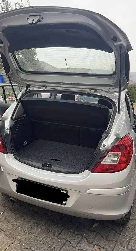 Używany Opel Corsa 90 KM (66 kW) 2008 Srebrny Hatchback