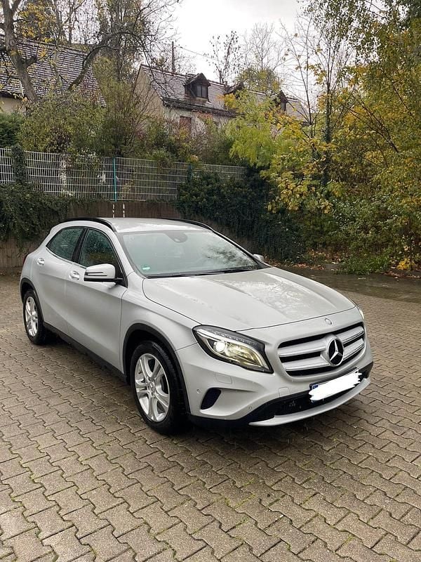 Grau Gebraucht 2014 Mercedes GLA200 SUV | 11.800 € (Fairer Preis) - Bild 1/4