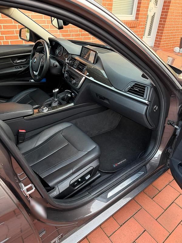 Gebraucht BMW 320 184 PS (135 kW) 2012 Braun Limousine