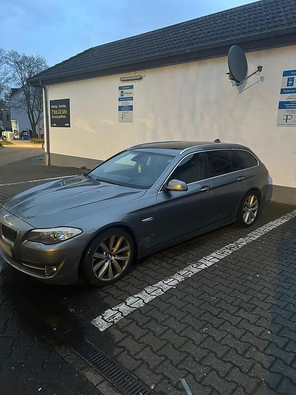 Gebraucht BMW 530 258 PS (189 kW) 2011 Grau Kombi
