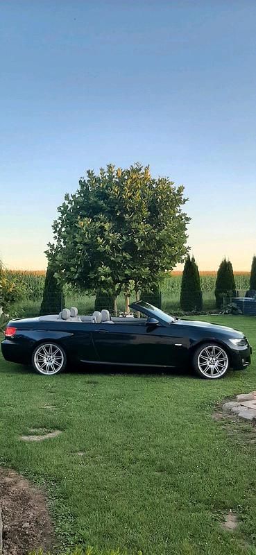 Schwarz Gebraucht 2009 BMW 320 Cabriolet M Sport Cabrio | 12.499 € (Etwas zu teuer) - Bild 1/4
