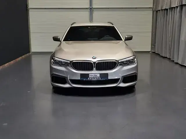 Gebraucht BMW M550 Performance 400 PS (294 kW) 2017 Rhodonitsilber Limousine