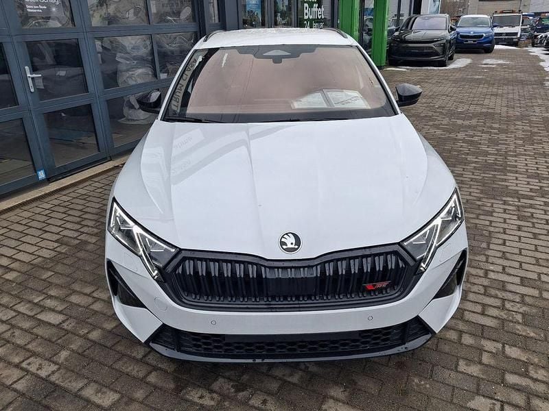 Neu Skoda Octavia RS 265 PS (194 kW) 2026 Moonweiß perleffekt Kombi