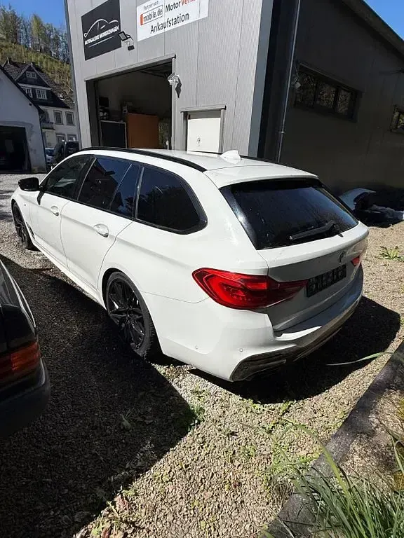 Gebraucht BMW M550 Performance 400 PS (294 kW) 2018 Weiß Limousine