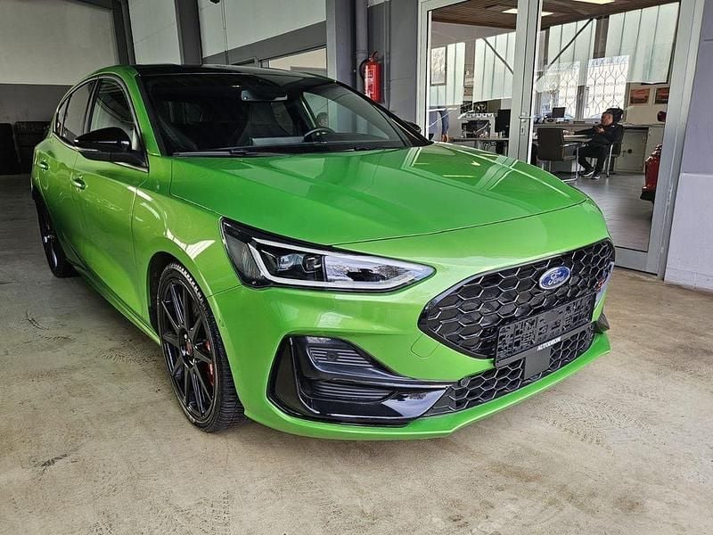 Grün Gebraucht 2023 Ford Focus ST Limousine | 31.800 € (Fairer Preis) - Bild 1/4