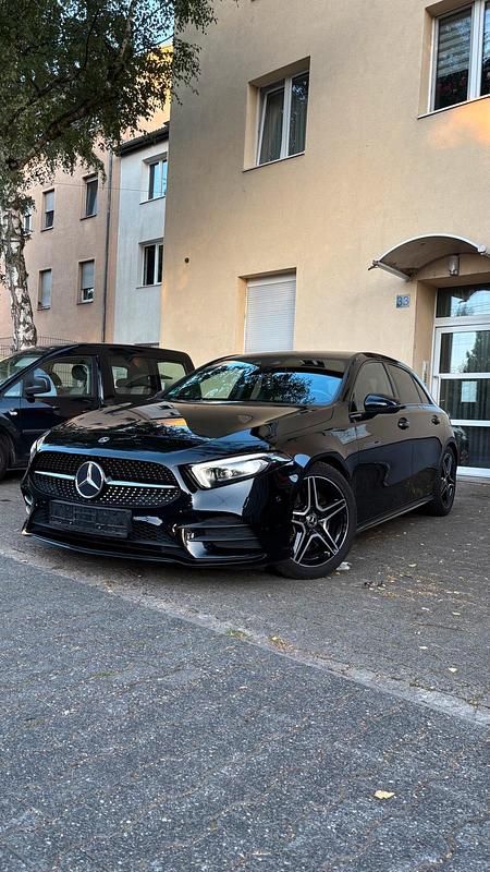 Schwarz Gebraucht 2018 Mercedes A250 AMG line Kleinwagen | 23.900 € (Fairer Preis) - Bild 1/4