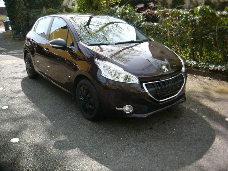 Gebraucht Peugeot 208 Active 82 PS (60 kW) 2012 Braun Kleinwagen