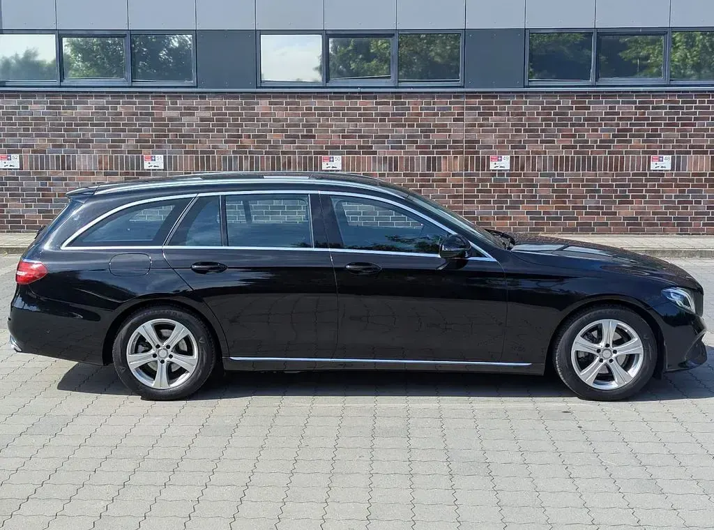 Gebraucht Mercedes E220 Avantgarde 194 PS (142 kW) 2016 Schwarz Limousine
