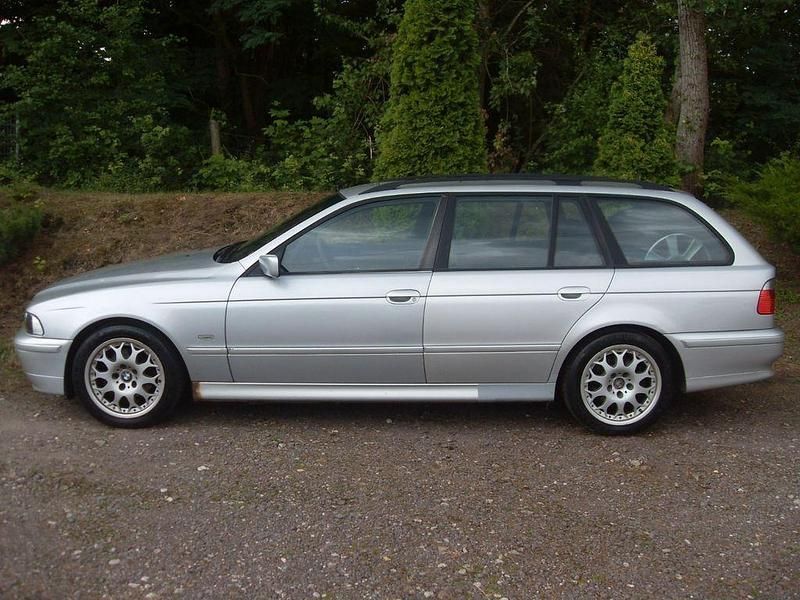 Silber Gebraucht 2002 BMW 520 Exclusive Kombi | 1.975 € (Superpreis) - Bild 1/4