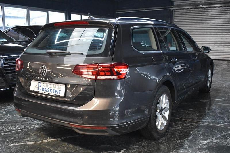 Gebraucht VW Passat 122 PS (89 kW) 2022 Grau Kombi