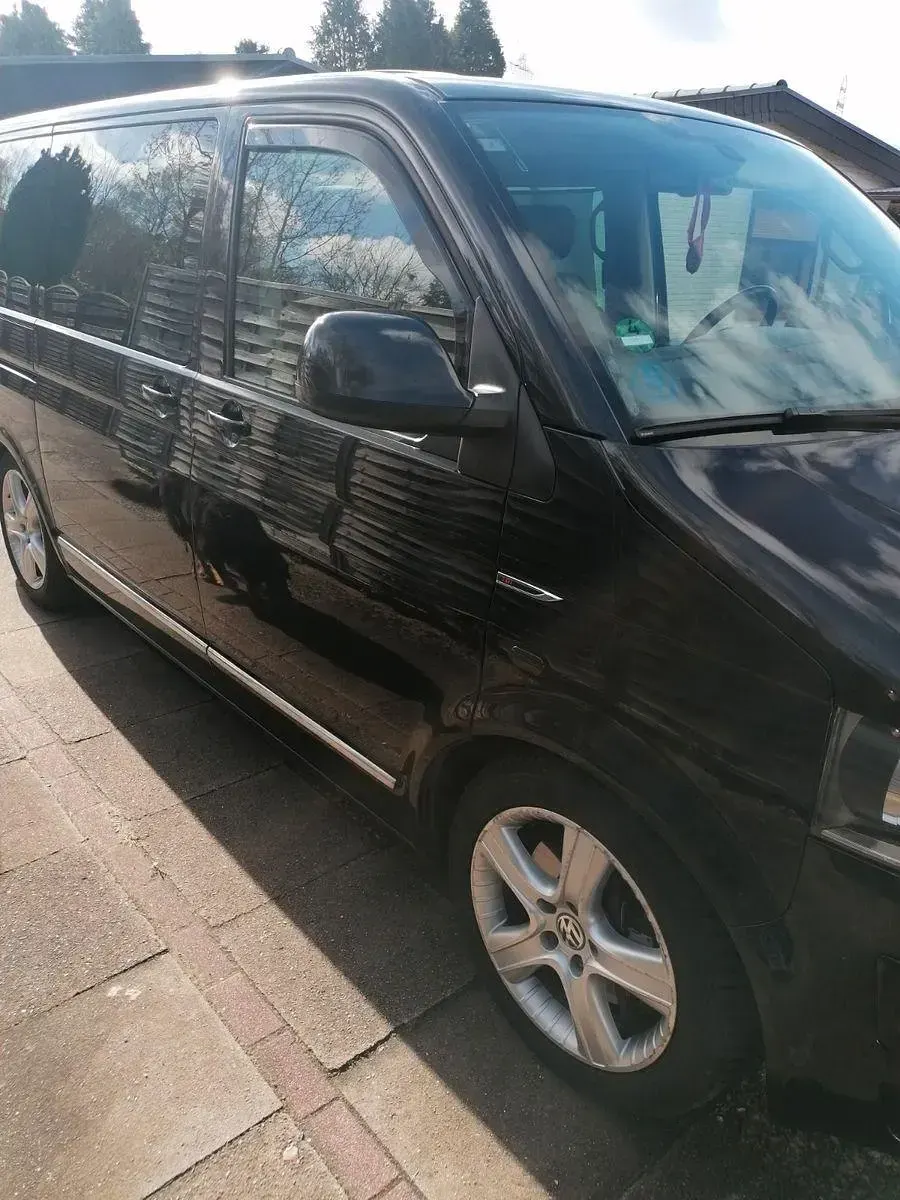 Gebraucht VW Multivan 179 PS (131 kW) 2011 Schwarz Van / Kleinbus