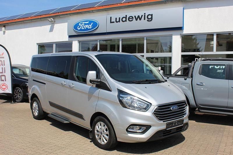 Silber Gebraucht 2022 Ford Tourneo Titanium Van / Kleinbus | 28.990 € (Guter Preis) - Bild 1/4