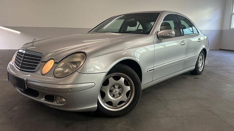 Gebraucht Mercedes E220 150 PS (110 kW) 2002 Silber Limousine