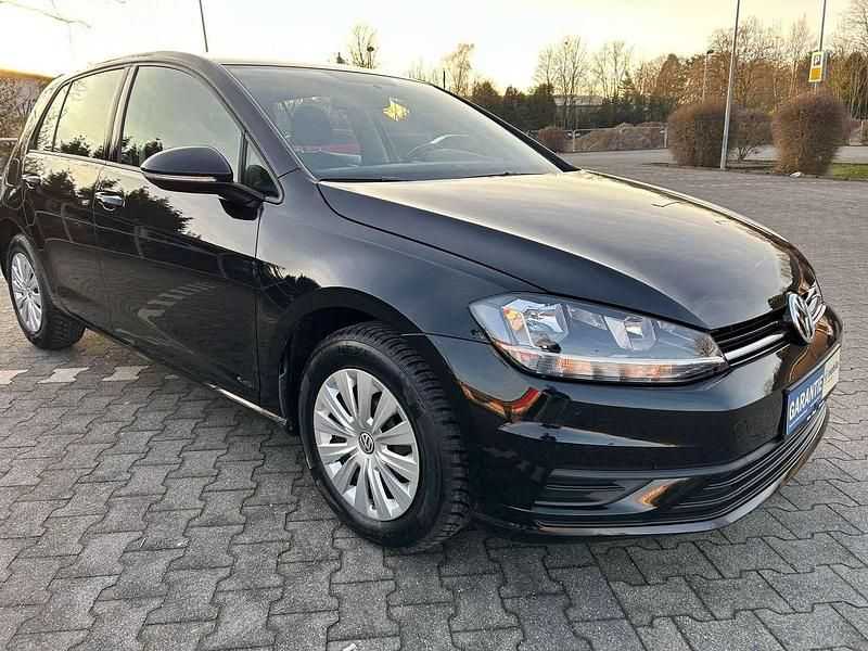 Gebraucht VW Golf VII Trendline 90 PS (66 kW) 2018 Schwarz metallic Kleinwagen