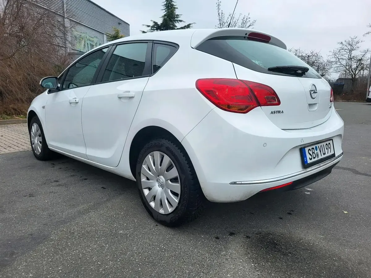Gebraucht Opel Astra 110 PS (80 kW) 2013 Weiß Limousine