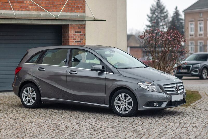 Grau Gebraucht 2013 Mercedes B200 Van / Kleinbus | 11.999 € (Guter Preis) - Bild 1/4