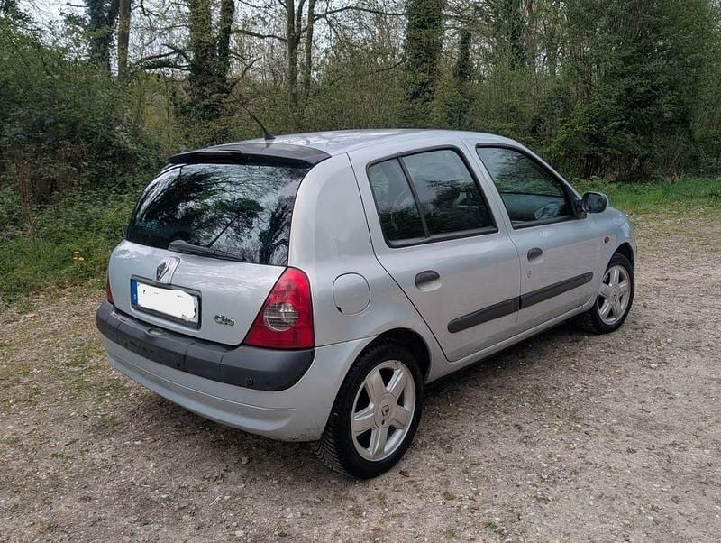 Gebraucht Renault Clio II 75 PS (55 kW) 2002 Silber Limousine