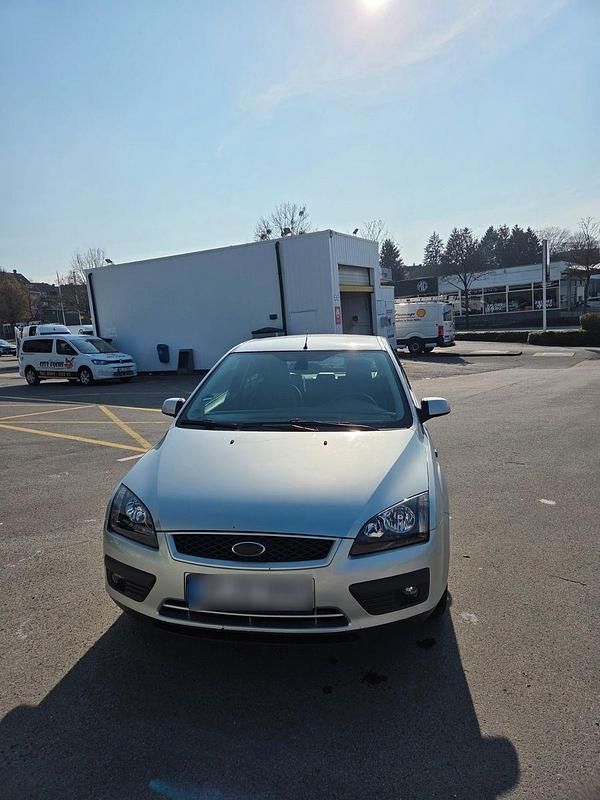 Gebraucht Ford Focus Titanium 116 PS (85 kW) 2006 Silber Limousine