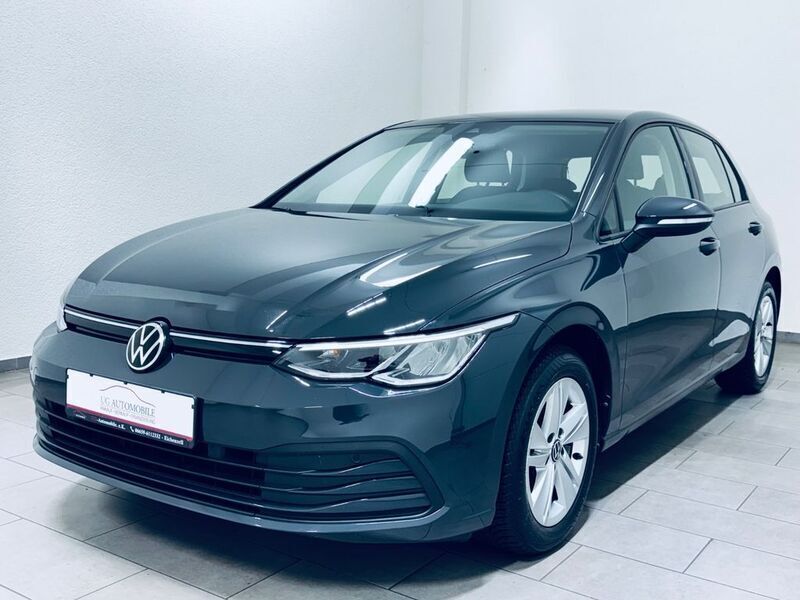 Grau Gebraucht 2022 VW Golf VIII Life Limousine | 18.480 € (Superpreis) - Bild 1/4