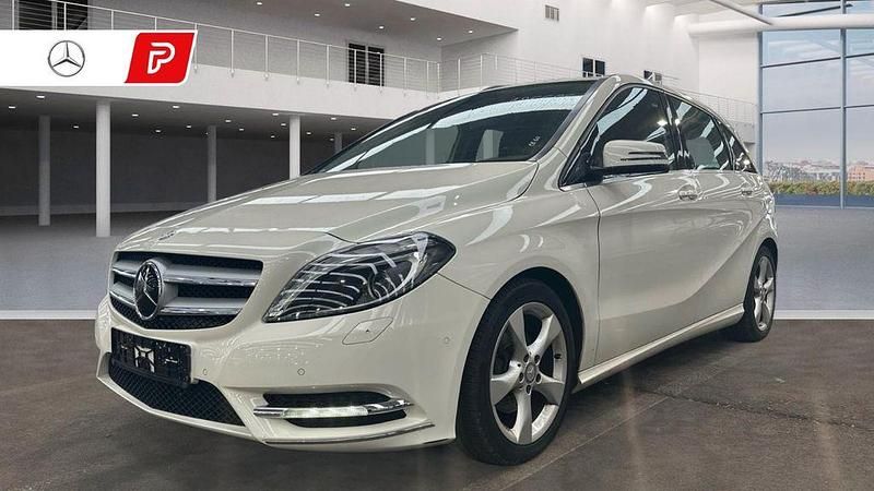 Weiß Gebraucht 2012 Mercedes B180 Sport Van / Kleinbus | 9.990 € (Etwas zu teuer) - Bild 1/4