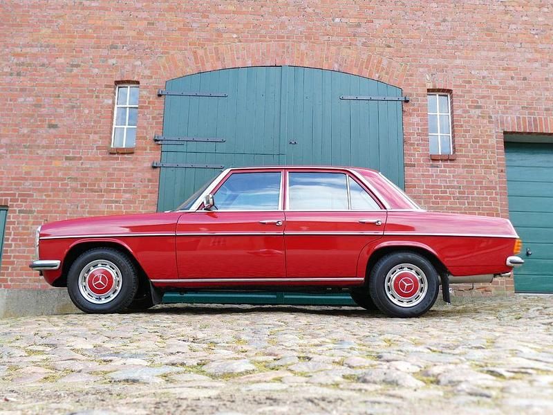 Gebraucht Mercedes 200/8 95 PS (69 kW) 1974 Rot Limousine