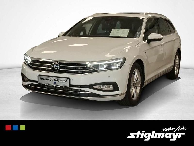 Gletscherweiß Gebraucht 2023 VW Passat Elegance Kombi | 30.740 € (Etwas zu teuer) - Bild 1/4