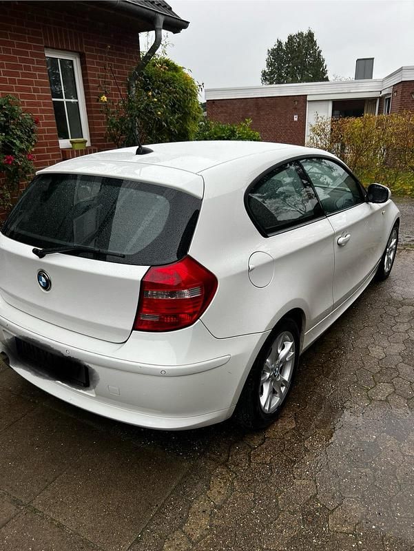 Gebraucht BMW 116 122 PS (89 kW) 2011 Weiß Kleinwagen