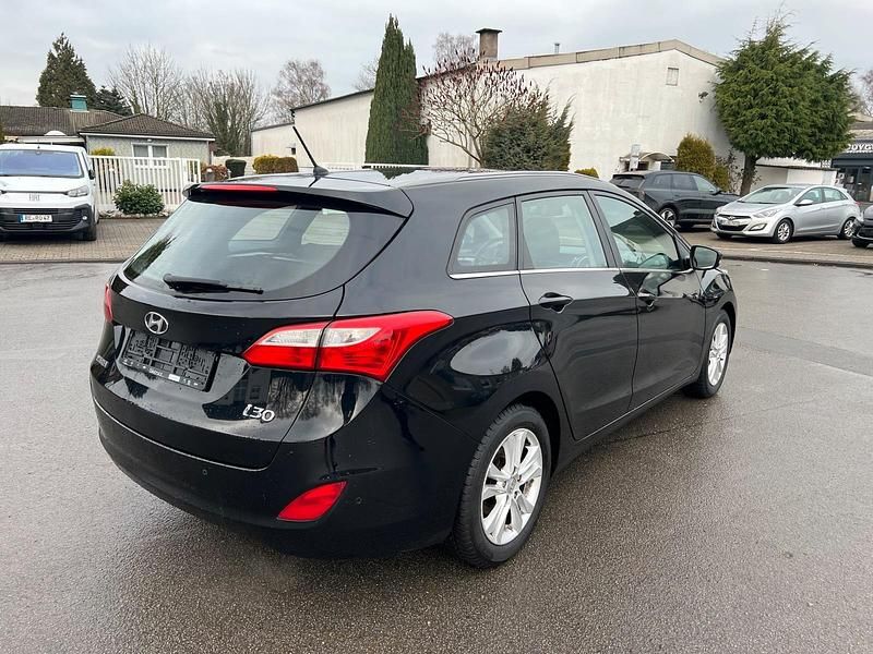 Gebraucht Hyundai i30 99 PS (72 kW) 2014 Schwarz Kombi