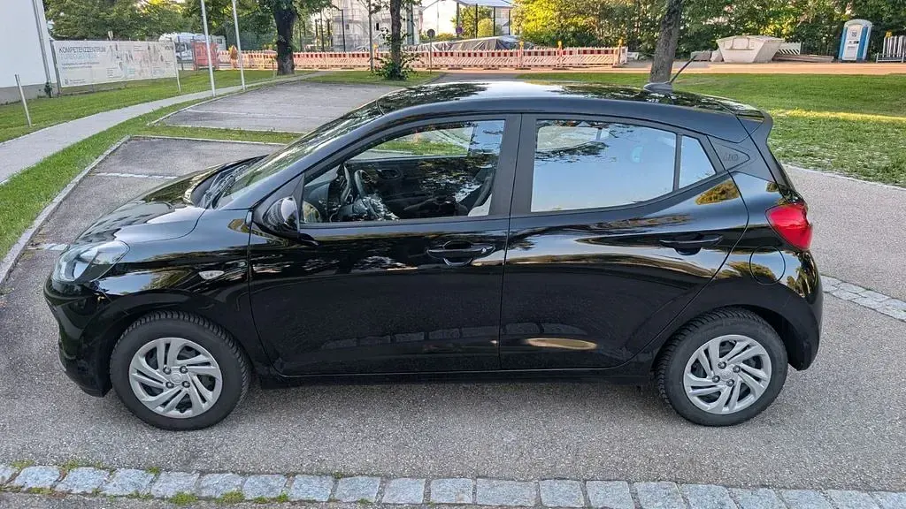 Gebraucht Hyundai i10 Select 67 PS (49 kW) 2023 Schwarz Kleinwagen