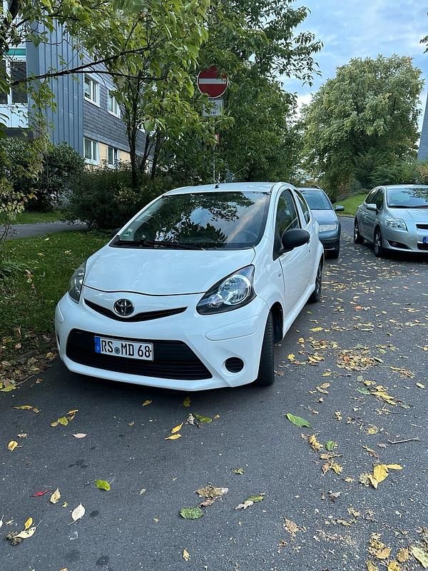 Weiß Gebraucht 2014 Toyota Aygo Kleinwagen | 3.000 € (Guter Preis) - Bild 1/4