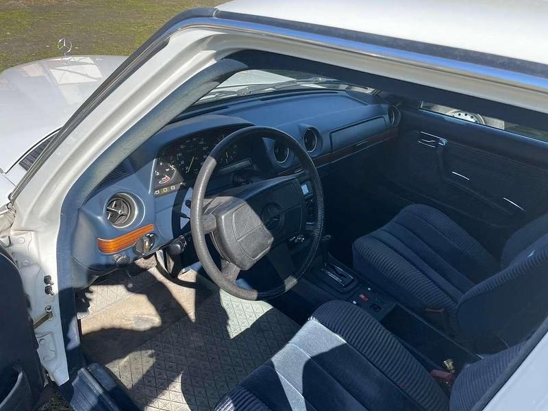 Weiß Gebraucht 1982 Mercedes E230 Limousine | 6.700 € - Bild 1/4