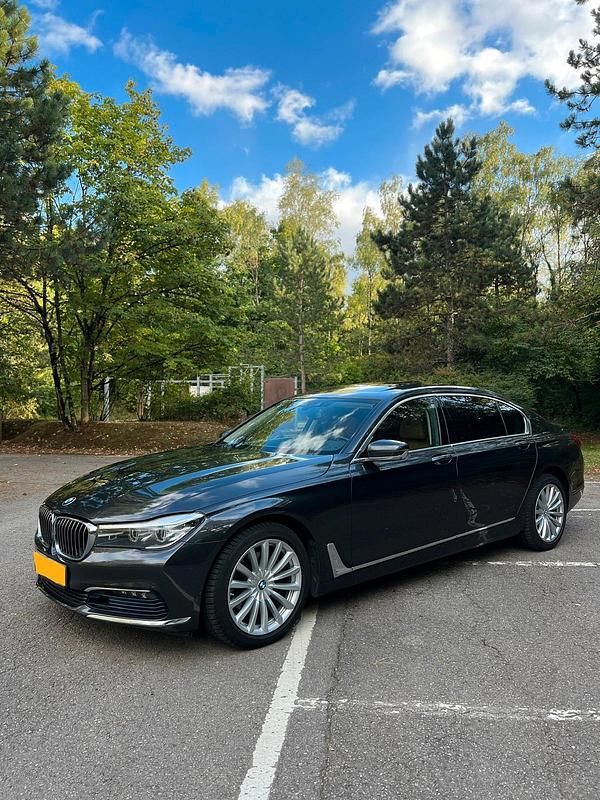 Grau Gebraucht 2016 BMW 730L Limousine | 23.890 € (Superpreis) - Bild 1/4