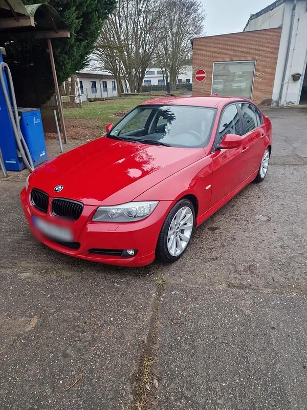 Rot Gebraucht 2011 BMW 320 Limousine | 5.499 € (Fairer Preis) - Bild 1/4