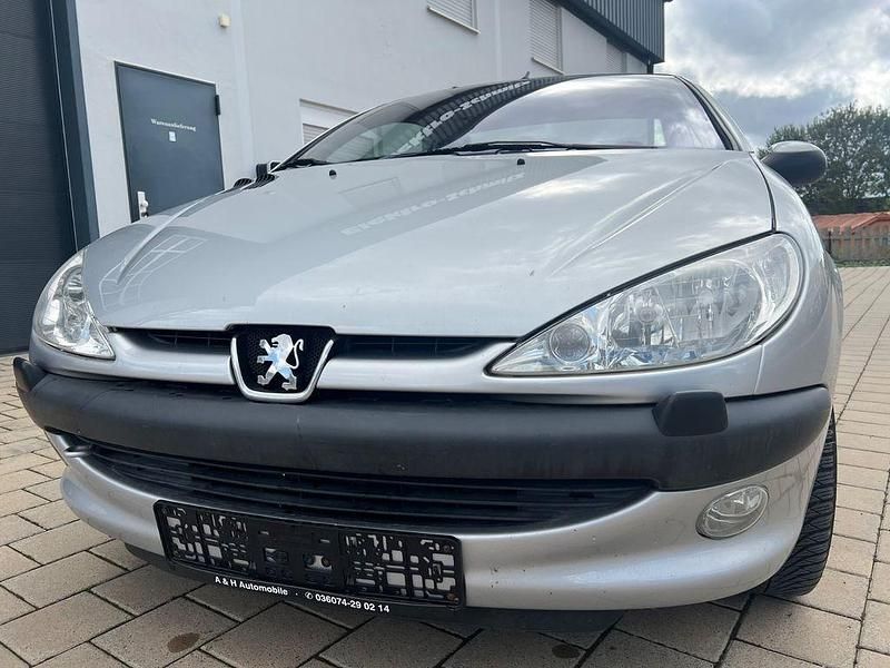 Silber Gebraucht 2002 Peugeot 206 CC Platinum Cabrio | 2.999 € (Fairer Preis) - Bild 1/4