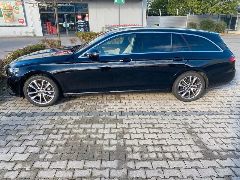Second-hand Mercedes E300 320 CP (235 kW) 2020 Negru Break