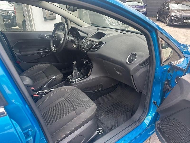 Gebraucht Ford Fiesta Titanium 125 PS (91 kW) 2015 Blau Kleinwagen