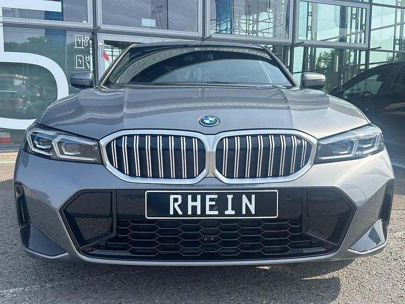 Grau Neu 2025 BMW 330e Limousine | 55.969 € - Bild 1/4