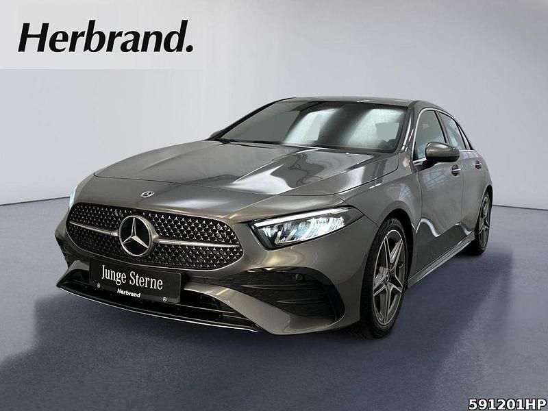 Metalliclack mountaingrau Gebraucht 2025 Mercedes A200 AMG Limousine | 31.890 € (Fairer Preis) - Bild 1/4