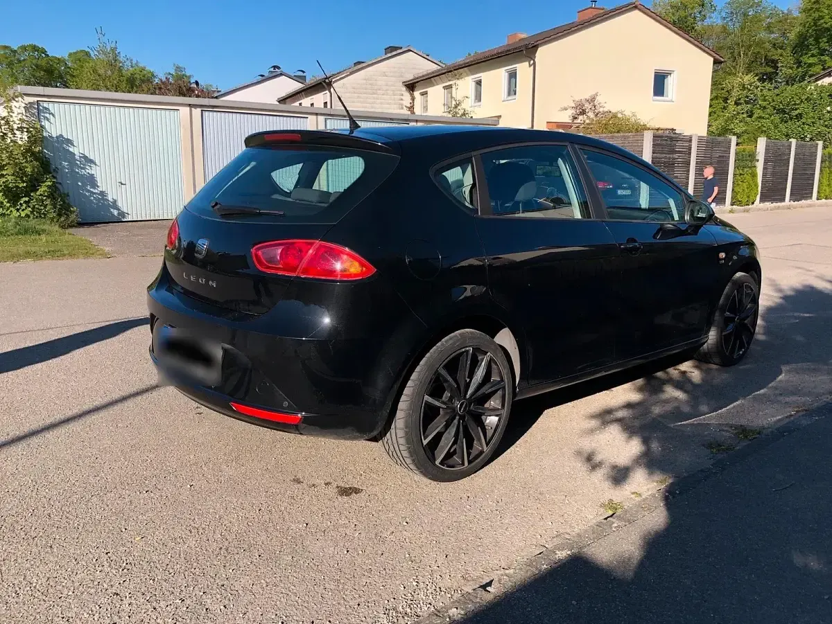 Begagnad Seat Leon 105 HK (77 kW) 2012 Svart Sedan