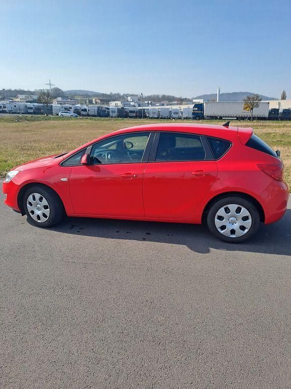 Gebraucht Opel Astra Eco 101 PS (74 kW) 2011 Rot Limousine