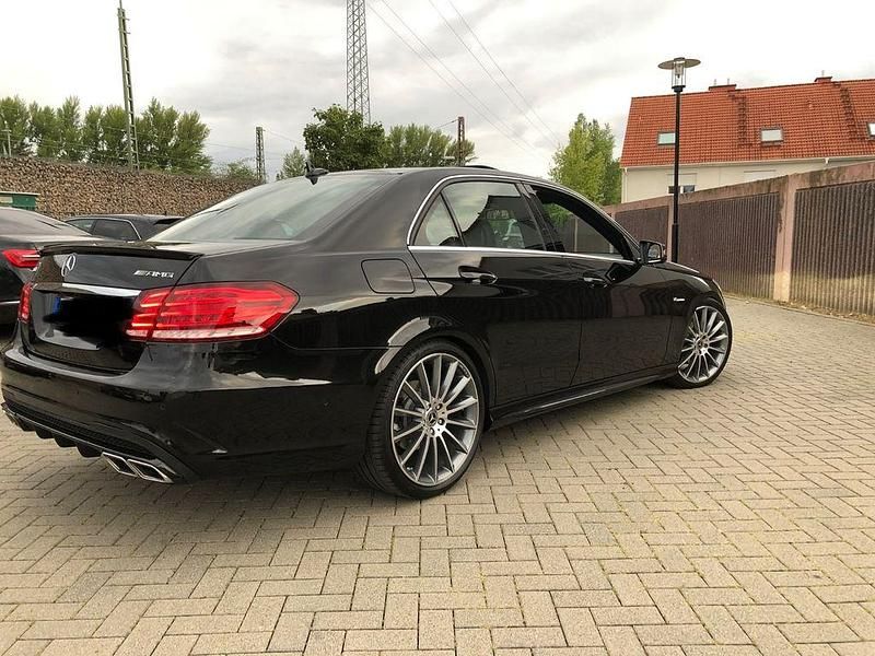 Gebraucht Mercedes E220 Avantgarde 170 PS (125 kW) 2014 Schwarz Limousine