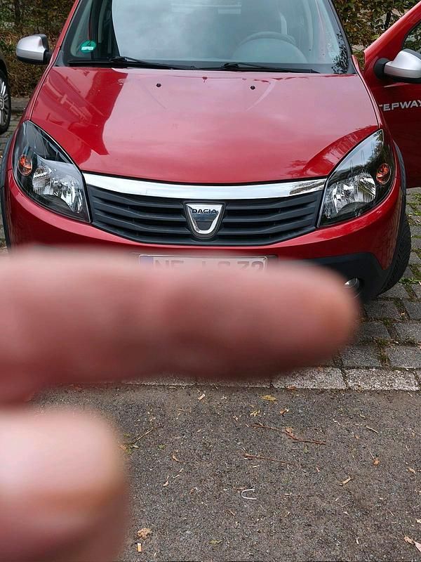 Gebraucht Dacia Sandero 75 PS (55 kW) 2012 Rot Kleinwagen
